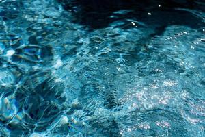 astratto blu acqua sfondo nel il piscina foto