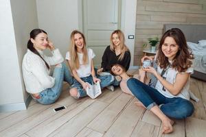 ragazze su il pavimento avere divertimento foto