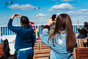 uomo e donna prendere immagini di uccelli foto