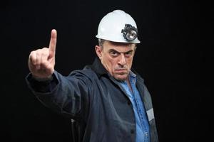 uomo con cappello da minatore di carbone e dito punti di abbigliamento di sicurezza