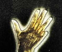 3d-illustrazione di una mano femminile umana luminosa con un'aura kirliana che mostra simboli diversi foto