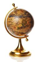 globo antico mondo d'oro su uno sfondo bianco foto