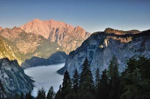 mattina nebbia al di sopra di lago koenigssee con mt. watzmann, berchtesgaden nazionale parco foto