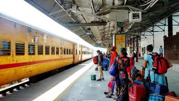 passeggeri su piattaforme a il ferrovia stazione di ludiana foto