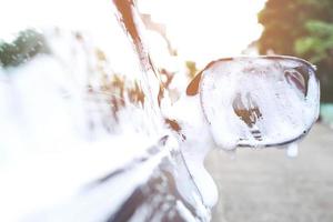 all'aperto auto lavare schiuma e sapone su nero sfondo. astratto modello , bandiera sfondo concetto. auto lavaggio e pulizia fondale con copia spazio. foto