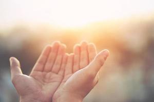 umano mani Aperto palma su culto preghiere con fede e credenza nel Dio di un appello per il cielo. concetto religione e spiritualità con credere energia di speranza o amore e devozione. riempitivo tono Vintage ▾. foto