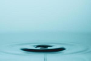 gocce d'acqua e schizzi. concetto di sfondo astratto di forma d'acqua. foto