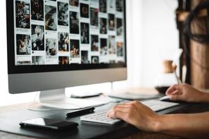 Lavorando e trova informazione su computer foto