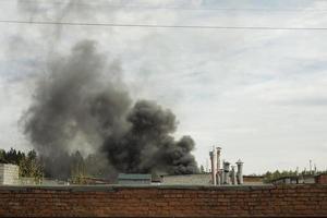 fuoco in campagna. fumo nero e fuoco. è la situazione orientale. foto