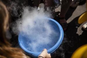 acqua nel il contenitore. blu bacino con acqua. foto