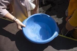 acqua nel il contenitore. blu bacino con acqua. foto
