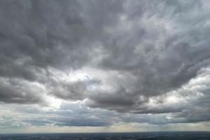 bellissimo sole brillare al di sopra di Inghilterra e attraverso il nuvole, aereo punto di Visualizza foto