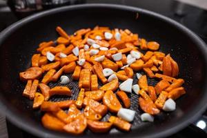 carote, aglio nel un' padella prima cucinando. vicino veiw foto