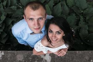 giovane coppia europea coccole su una panchina foto