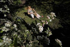 madre torcere figlia nel il giardino foto