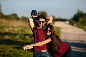 giovane famiglia con un' bambino su il natura foto