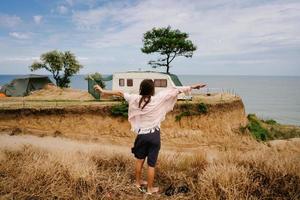 Bellissima, giovane ragazza in posa su un' selvaggio riva del mare foto