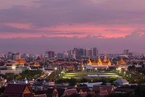 Wat Phra Kaew e il Grand Palace al crepuscolo, Bangkok, Tailandia foto