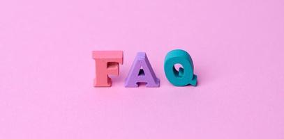 di legno colorato capitale lettere FAQ su rosa sfondo foto