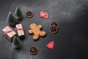 delizioso Pan di zenzero biscotti con Miele, Zenzero e cannella. inverno composizione foto