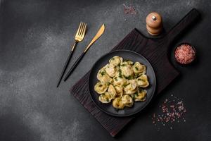 delizioso fresco Ravioli con tacchino carne, con spezie e erbe aromatiche foto