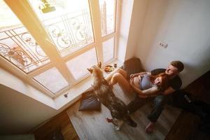 giovane famiglia e cane foto