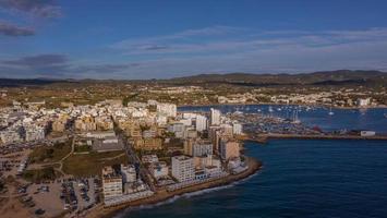 paesaggio nel marina baia, mare, edifici nel città. foto