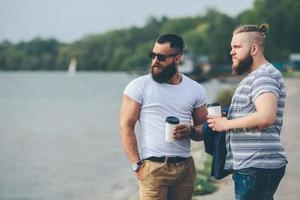 Due uomini In piedi e bevanda caffè foto