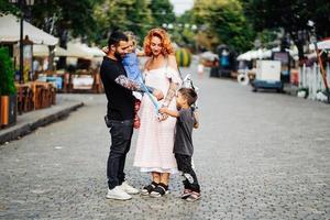 bellissimo genitori e loro carino poco bambini foto