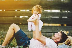 contento famiglia su prato nel il parco foto