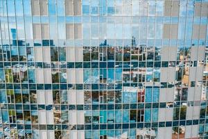 strada riflessione su bicchiere acciaio edificio facciata foto