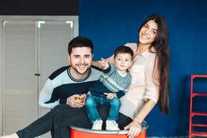 giovane famiglia avendo divertimento a casa foto