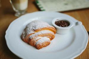 croissant al cioccolato foto