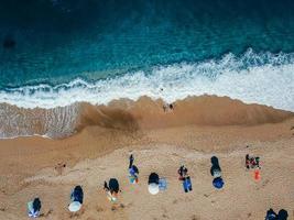 spiaggia con sole lettini su il costa di il oceano foto