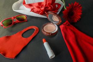 impostato di rosso e bianca moda Accessori su un' nero sfondo foto