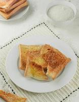 prima colazione con crostini pane cosparso con zucchero servito su un' bianca piatto foto