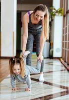 poco ragazza e mamma avendo divertimento foto