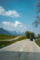 auto guida su il autostrada con montagne foto