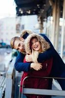 giovane sorridente contento europeo coppia abbracciare nel inverno foto