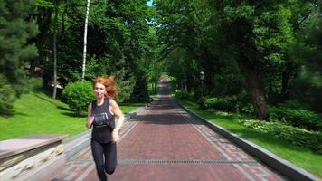 atleta donna jogging nel parco. sport donna a mattina allenarsi foto