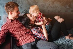 famiglia felice sul divano foto