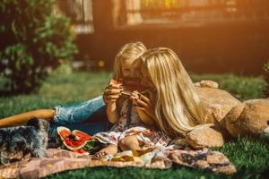 madre con bambini avere divertimento foto