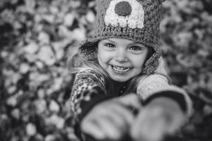 figlia Sorridi nel telecamera foto