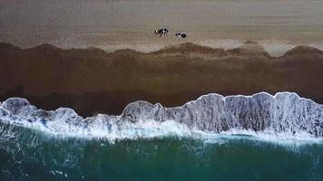 aereo fotografia di il mare spiaggia foto