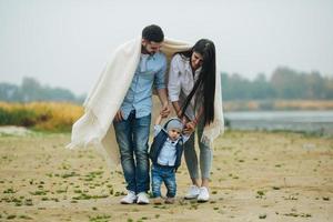 giovane famiglia con un' poco ragazzo per avere divertimento foto