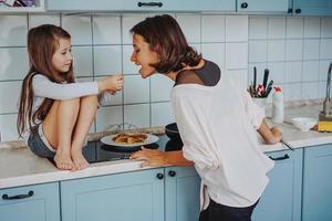 contento famiglia cucinare insieme nel il cucina foto