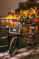 biciclette parcheggiata lungo un' ponte al di sopra di il canali di amsterdam foto