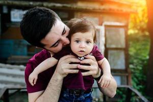 giovane famiglia con un' bambino su il natura foto