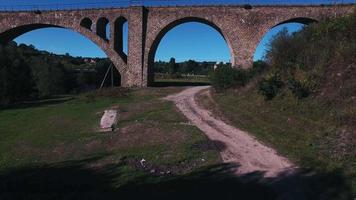 aereo tiro di il pietra ferrovia ponte foto