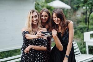 tre ragazze discutere foto